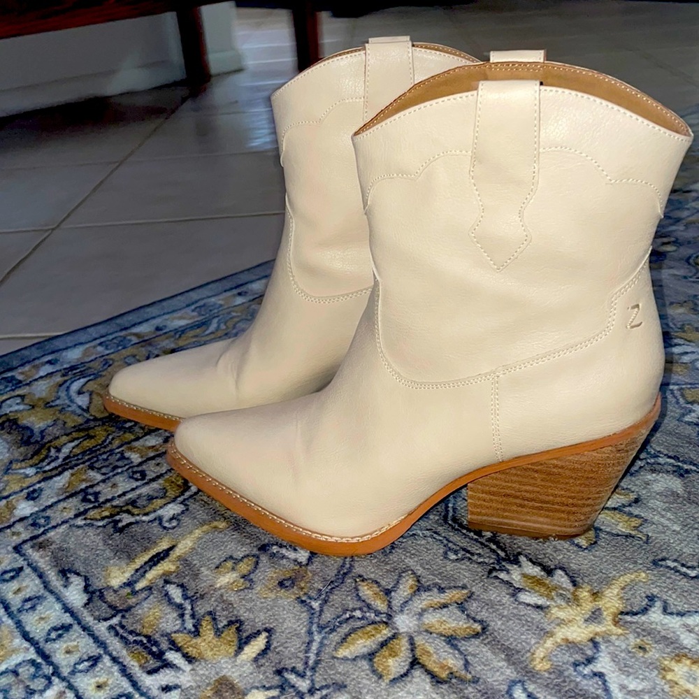 Worn 1 time for 4 hours.2 big for me. I’m a 8.5 and a 9 fits me in these